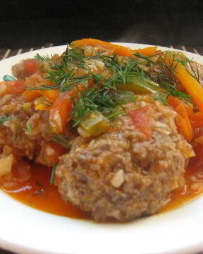 Голубцы ленивые паровые под овощным соусом