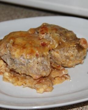 Ленивые голубцы из китайской капусты под соусом из соленых помидор