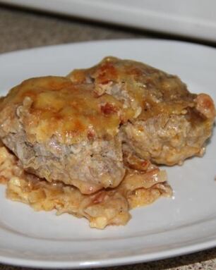 Ленивые голубцы из китайской капусты под соусом из соленых помидор