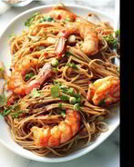 Гречневая лапша с креветками, чесноком и зеленью