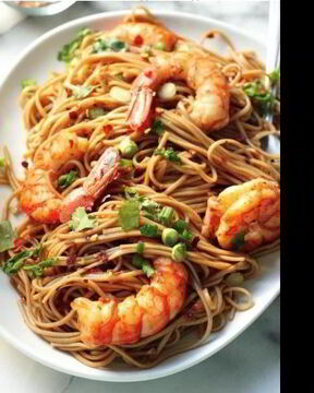 Гречневая лапша с креветками, чесноком и зеленью
