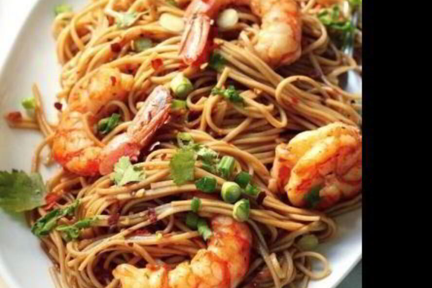 Рецепт гречневой лапши с креветками, чесноком и зеленью