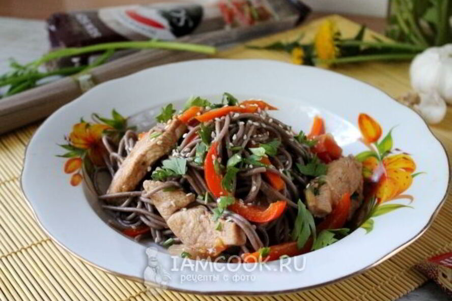 Рецепт гречневой лапши с курицей и овощами