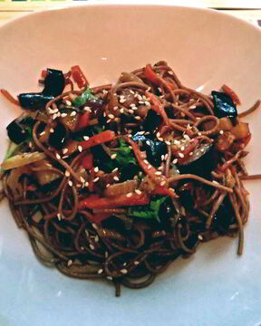 Гречневая лапша с овощами