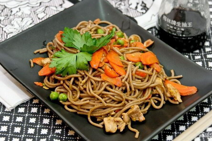 Рецепт гречневой лапши со свининой в соусе