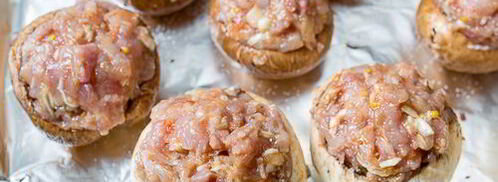 фаршированные шампиньоны с курицей. Шаг 3