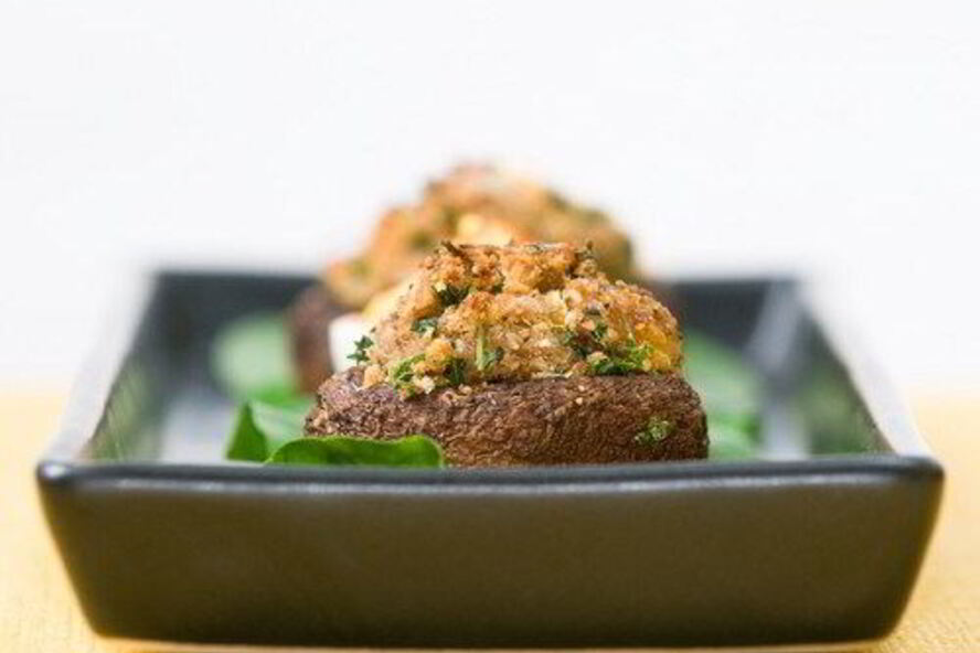 Рецепт грибов, фаршированных сыром бри, с зеленью и чесноком