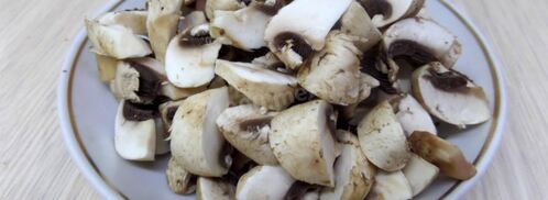 грибы в горшочках с сыром луком курицей. Шаг 3