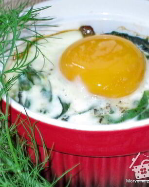 Грибы, запеченные со шпинатом и яйцом