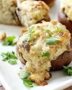 Шампиньоны, фаршированные курицей и сыром