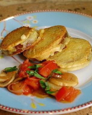 Шампиньоны с зеленым помидором, жаренным в кляре