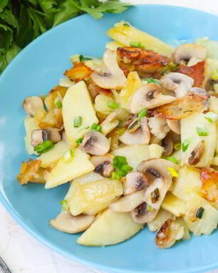 Жареные грибы с картошкой на сковороде