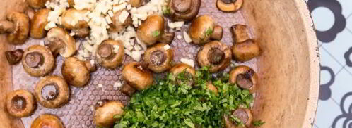 жареные шампиньоны с чесноком и кинзой. Шаг 4