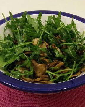 Жареные шампиньоны в соевом соусе с рукколой