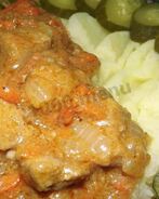 Гуляш из грудки с подливкой