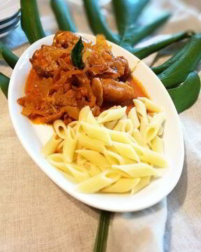 Гуляш из курицы со свежей капустой