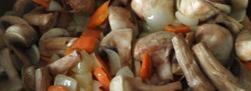 гуляш из шампиньонов с луком и морковью. Шаг 3