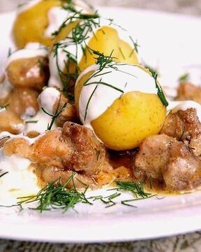 Гуляш из свинины с красным вином