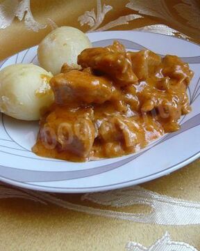 Гуляш из свинины со сметаной