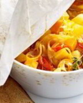 Гуляш из тушеного картофеля с хрустящим ржаным хлебом