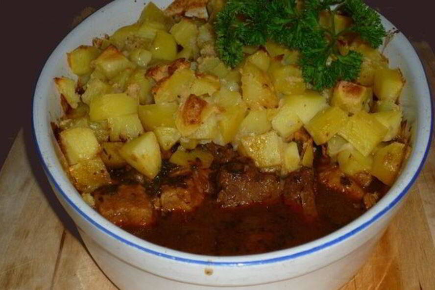 Рецепт гуляша под нежным соусом с картофельной корочкой
