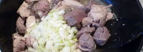 гуляш под нежным соусом с картофельной корочкой. Шаг 2