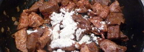 гуляш под нежным соусом с картофельной корочкой. Шаг 3