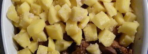 гуляш под нежным соусом с картофельной корочкой. Шаг 6