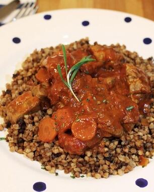 Гуляш с гречкой