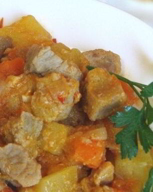 Гуляш с кабачками