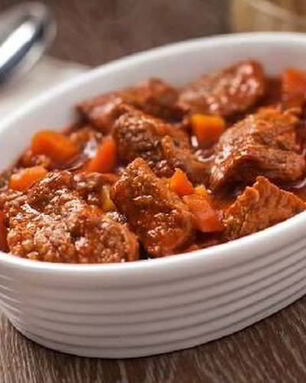 Гуляш с красным вином