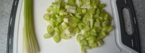 гуляш с нежной куриной грудкой, сельдереем и перцем. Шаг 3