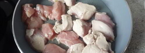 гуляш с нежной куриной грудкой, сельдереем и перцем. Шаг 4