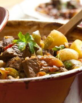 Гуляш в горшочках