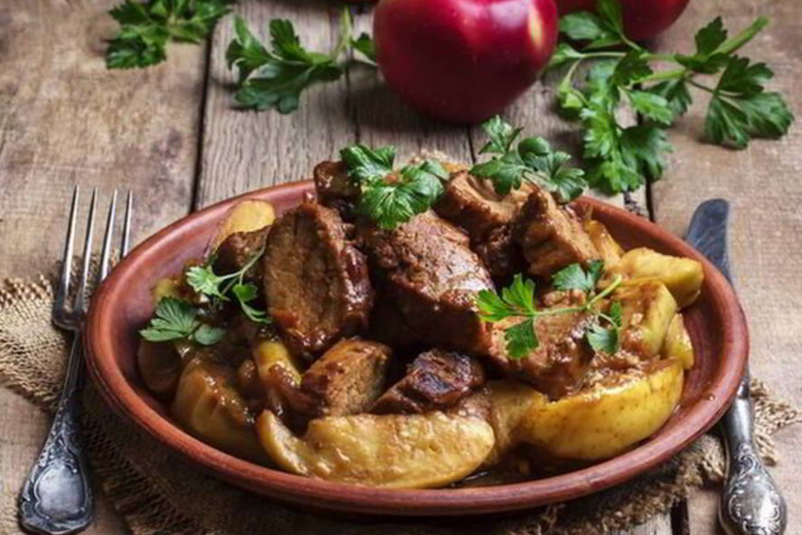 Рецепт сочного гуляша с яблоками