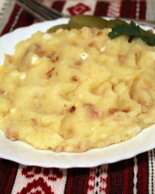 Картофельное пюре с беконом, луком и вареным яйцом