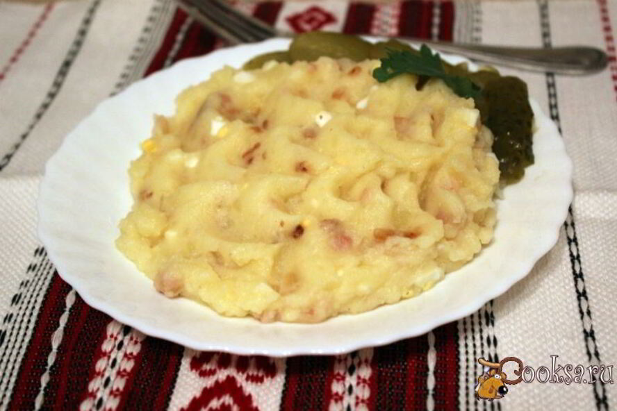 Рецепт картофельного пюре с беконом, луком и вареным яйцом