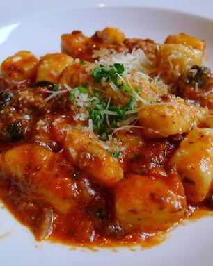 Картофельные клецки с томатным соусом