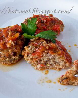 Кабачково-мясные котлеты в томатном соусе