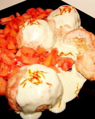 Котлеты из индейки с айвой под голубым соусом и шафраном