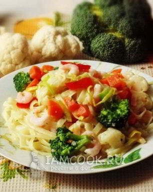 Лапша с креветками и овощами