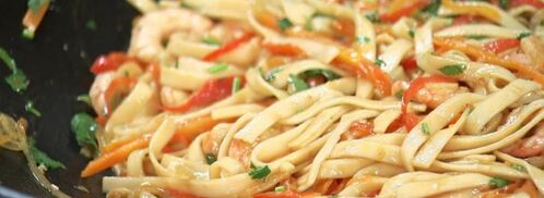 лапша с креветками, овощами и яйцом. Шаг 6