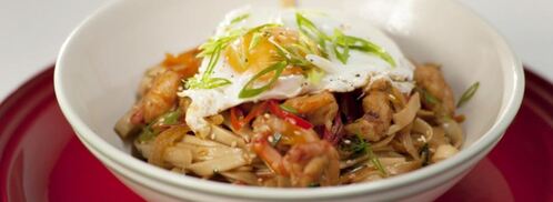 лапша с креветками, овощами и яйцом. Шаг 8