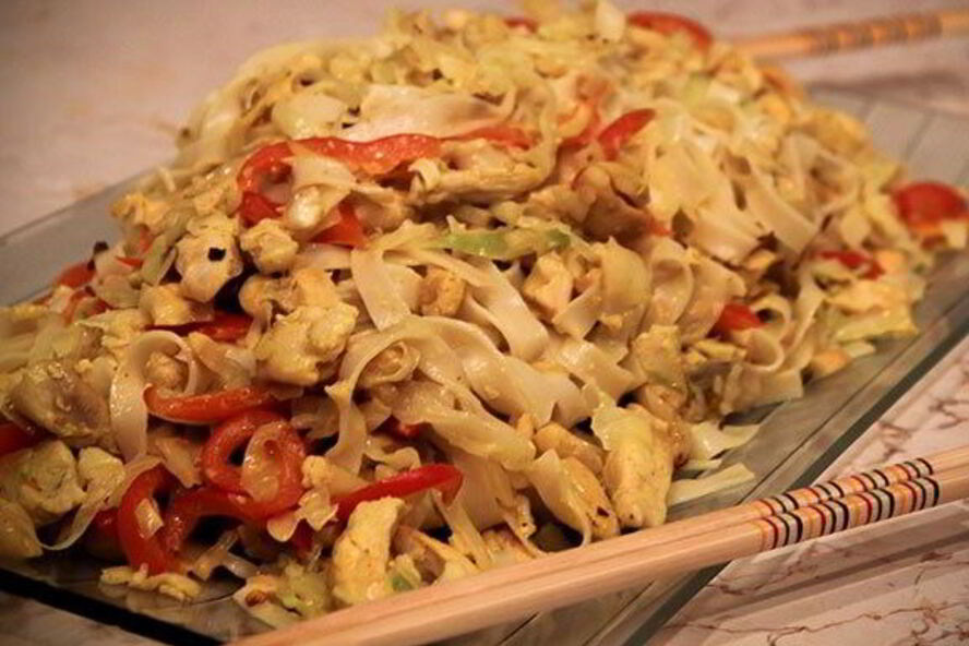 Рецепт лапши с куриной грудкой, овощами и кокосовым молоком по-тайски