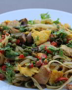 Лапша с курицей и овощами по-сингапурски