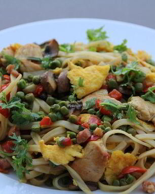 Лапша с курицей и овощами по-сингапурски