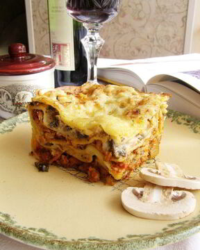 Лазанья с куриным соусом болоньезе и грибами