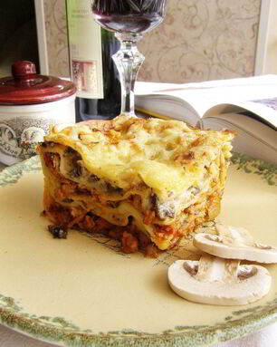 Лазанья с куриным соусом болоньезе и грибами