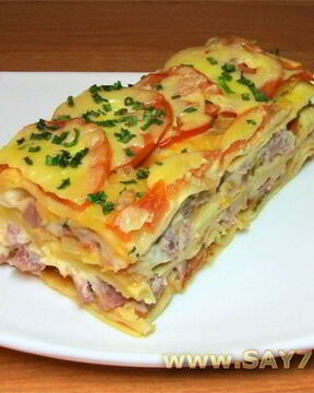 Лазанья с помидорами, сыром и ветчиной