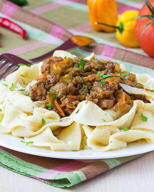 Домашняя паста паппарделле с соусом из мяса и баклажанов